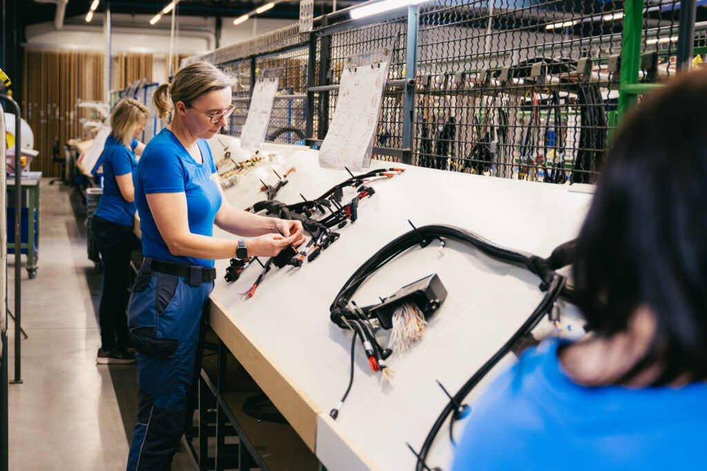 Kabelbaumproduktion bei rokatec. Mitarbeiterinnen fertigen in der Endmontage die Kabelbäume sorgfältig inklusive Sichtkontrolle.